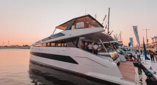 Водная прогулка на катамаране Sky Walker 60 в Дубае. Катамаран на 40 гостей, идеален для свадеб, корпоративов, дней рождения и крупных мероприятий.