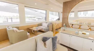 Водная прогулка на катамаране Sky Walker 60 в Дубае. Катамаран на 40 гостей, идеален для свадеб, корпоративов, дней рождения и крупных мероприятий.