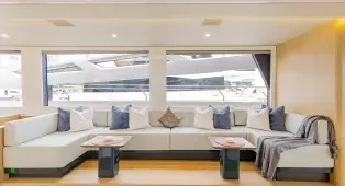 Водная прогулка на катамаране Sky Walker 60 в Дубае. Катамаран на 40 гостей, идеален для свадеб, корпоративов, дней рождения и крупных мероприятий.