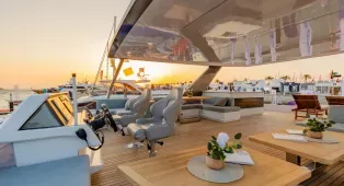 Водная прогулка на катамаране Sky Walker 60 в Дубае. Катамаран на 40 гостей, идеален для свадеб, корпоративов, дней рождения и крупных мероприятий.