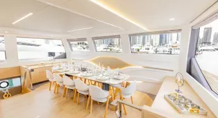 Водная прогулка на катамаране Sky Walker 60 в Дубае. Катамаран на 40 гостей, идеален для свадеб, корпоративов, дней рождения и крупных мероприятий.