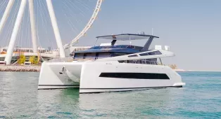 Водная прогулка на катамаране Sky Walker 60 в Дубае. Катамаран на 40 гостей, идеален для свадеб, корпоративов, дней рождения и крупных мероприятий.