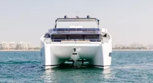 Водная прогулка на катамаране Sky Walker 60 в Дубае. Катамаран на 40 гостей, идеален для свадеб, корпоративов, дней рождения и крупных мероприятий.