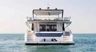Водная прогулка на катамаране Sky Walker 60 в Дубае. Катамаран на 40 гостей, идеален для свадеб, корпоративов, дней рождения и крупных мероприятий.