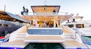 Водная прогулка на катамаране Sky Walker 60 в Дубае. Катамаран на 40 гостей, идеален для свадеб, корпоративов, дней рождения и крупных мероприятий.
