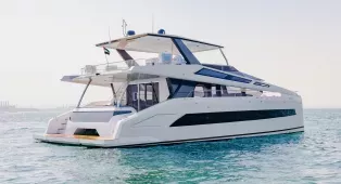 Водная прогулка на катамаране Sky Walker 60 в Дубае. Катамаран на 40 гостей, идеален для свадеб, корпоративов, дней рождения и крупных мероприятий.