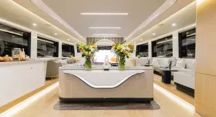 Водная прогулка на катамаране Sky Walker 60 в Дубае. Катамаран на 40 гостей, идеален для свадеб, корпоративов, дней рождения и крупных мероприятий.