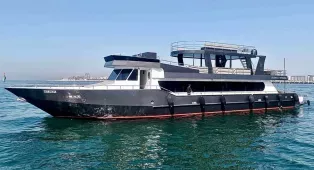 Sweet Caroline 125 - 38-метровая яхта на 150 гостей из Dubai Harbour. Свадьбы, дни рождения, корпоративы и бренд-ивенты, маршруты Джумейра, Palm, Atlantis. Кейтеринг на борту.