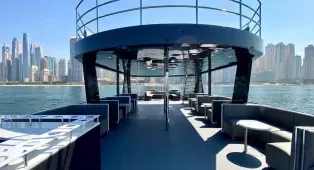 Sweet Caroline 125 - 38-метровая яхта на 150 гостей из Dubai Harbour. Свадьбы, дни рождения, корпоративы и бренд-ивенты, маршруты Джумейра, Palm, Atlantis. Кейтеринг на борту.