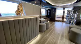 Sweet Caroline 125 - 38-метровая яхта на 150 гостей из Dubai Harbour. Свадьбы, дни рождения, корпоративы и бренд-ивенты, маршруты Джумейра, Palm, Atlantis. Кейтеринг на борту.