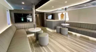 Sweet Caroline 125 - 38-метровая яхта на 150 гостей из Dubai Harbour. Свадьбы, дни рождения, корпоративы и бренд-ивенты, маршруты Джумейра, Palm, Atlantis. Кейтеринг на борту.