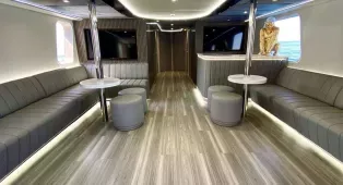 Sweet Caroline 125 - 38-метровая яхта на 150 гостей из Dubai Harbour. Свадьбы, дни рождения, корпоративы и бренд-ивенты, маршруты Джумейра, Palm, Atlantis. Кейтеринг на борту.