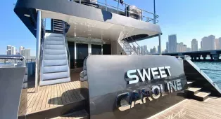 Sweet Caroline 125 - 38-метровая яхта на 150 гостей из Dubai Harbour. Свадьбы, дни рождения, корпоративы и бренд-ивенты, маршруты Джумейра, Palm, Atlantis. Кейтеринг на борту.