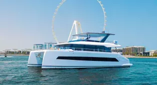 Прогулка на катамаране Volare 60 в Дубае. 19-метровый катамаран для 40 гостей. Идеален для свадеб, корпоративов, вечеринок и семейных праздников.