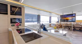 Прогулка на катамаране Volare 60 в Дубае. 19-метровый катамаран для 40 гостей. Идеален для свадеб, корпоративов, вечеринок и семейных праздников.
