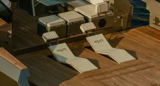 Аренда яхты Evo 43 в Дубае с капитаном. Приватная прогулка до 7 гостей, пляжная платформа, маршруты по Dubai Canal и побережью. Возможен кейтеринг.