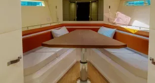 Аренда яхты Evo 43 в Дубае с капитаном. Приватная прогулка до 7 гостей, пляжная платформа, маршруты по Dubai Canal и побережью. Возможен кейтеринг.